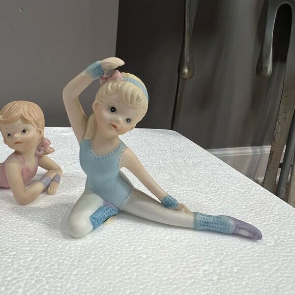 1980s Homco #1406 pair of bisque ballerina figurines in pink and blue - Picture 2 of 8